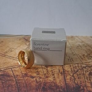 Vintage (1992) Avon Goldtone Florentine Band Ring